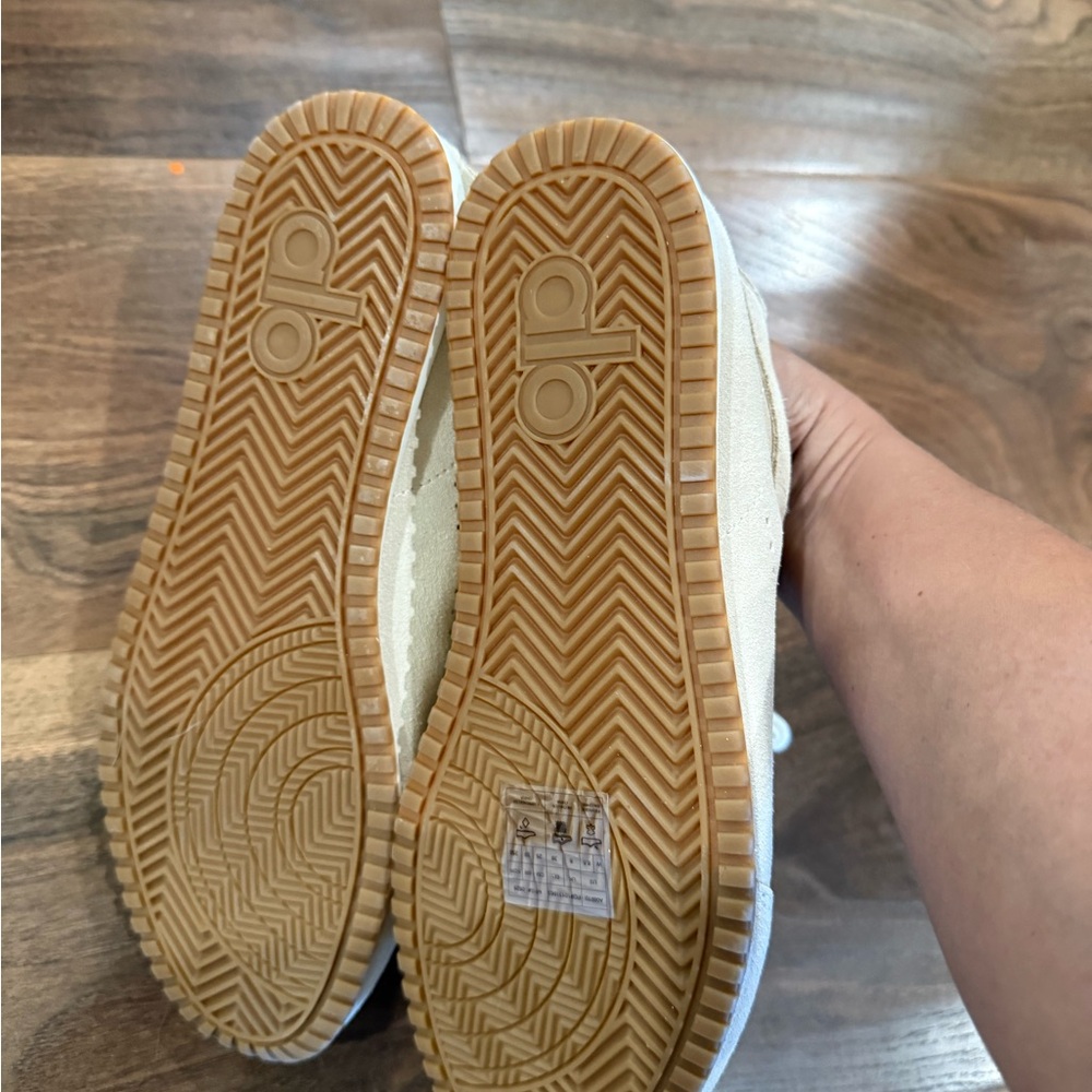 New! ALO Yoga Sunset Sneaker in Sandstone - Picture 4 of 6